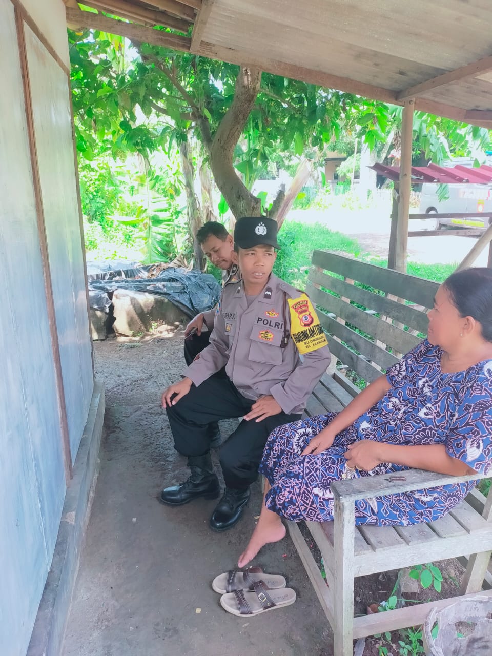 Tingkatkan Kedekatan, Bhabinkamtibmas Polsek Krangkeng Terus Sambang Warga