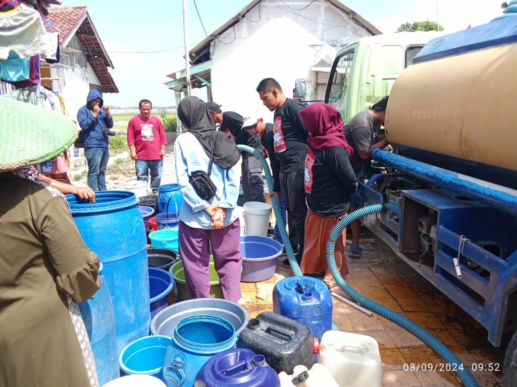 Bupati Nina Agustina Kirimkan Air Bersih bagi Warga Desa Luwunggesik